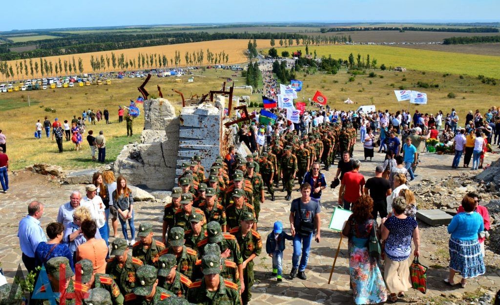 В окупованому Донецьку і на Савур-Могилі святкують звільнення від фашистів (фото)