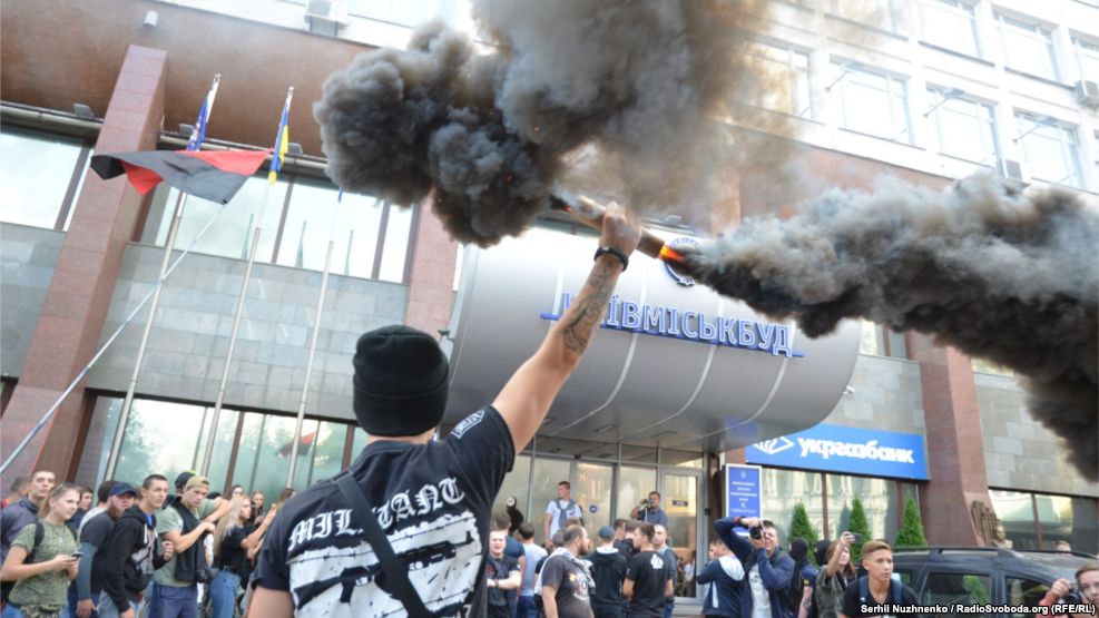 Київміськбуд знову пікетували активісти «Азова» (фото)