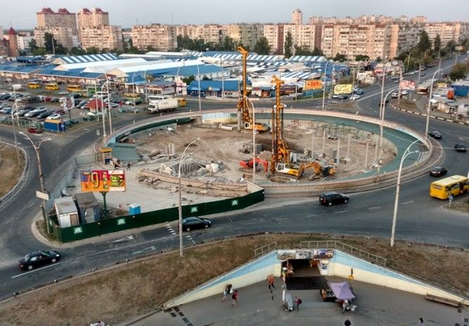 Біля метро "Героїв Дніпра" назріває серйозний конфлікт (відео)