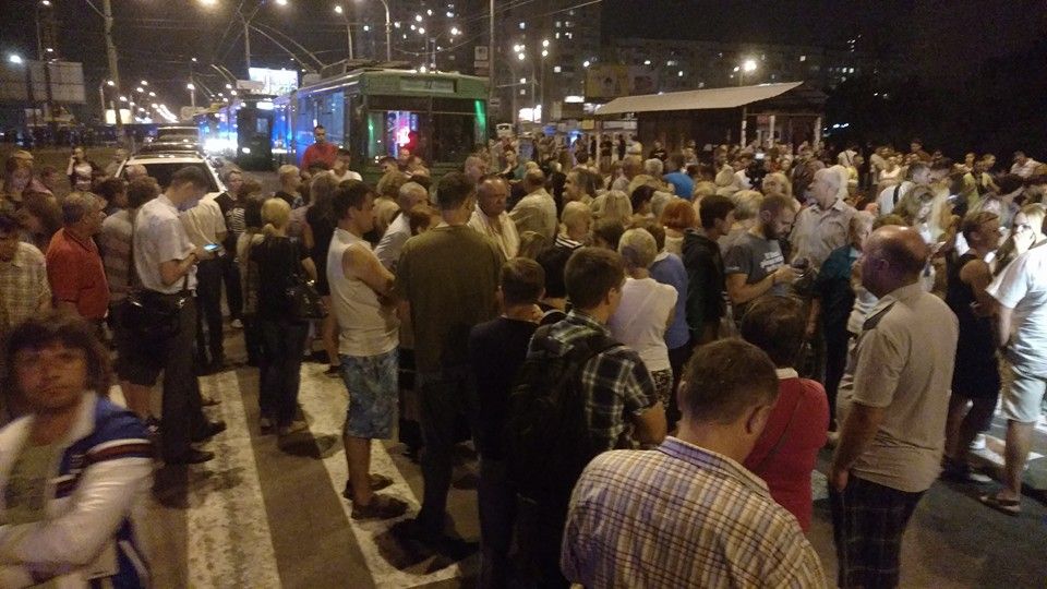 Вночі активісти влаштували протест проти скандальної забудови на метро Героїв Дніпра