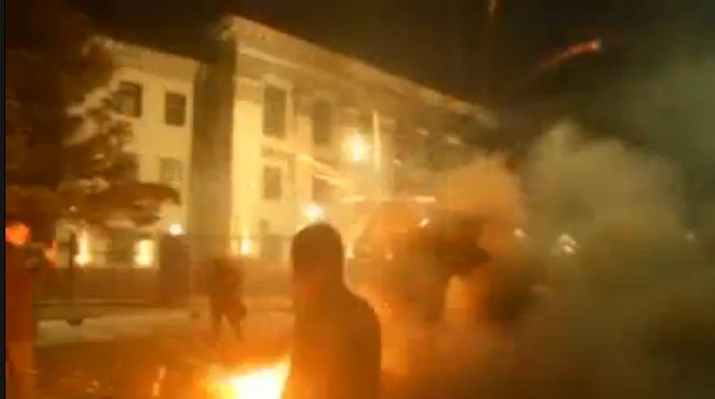 Посольство Росії в Києві атакували петардами та салютами (відео)