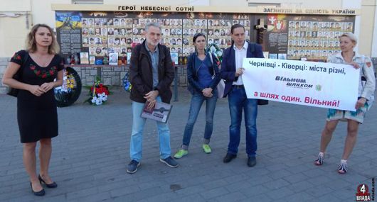 Журналісти волинської газети "Вільним шляхом" страйкують під стінами облради