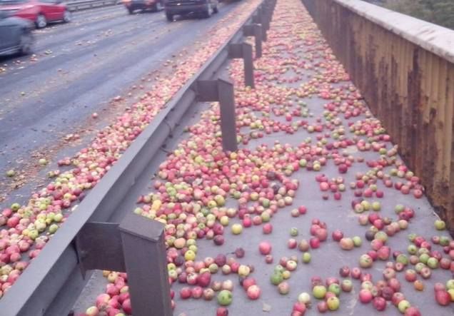 У Києві утворився великий затор, через розсипані на дорозі яблука (відео)