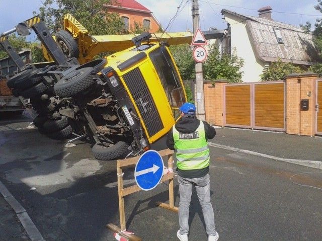 У Києві на Печерську кран проломив дах і стіну у приватному будинку