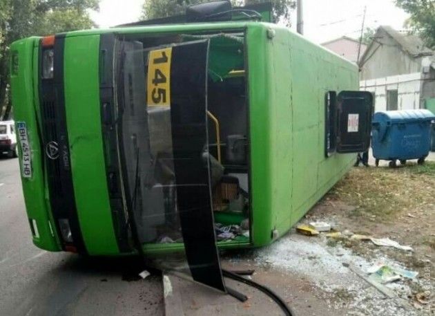 Маршрутка в Одесі перекинулася просто на ходу: є постраждалі