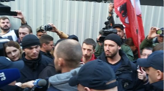 Телеканал "Інтер" огородили 5 кільцями озброєних військових і поліції