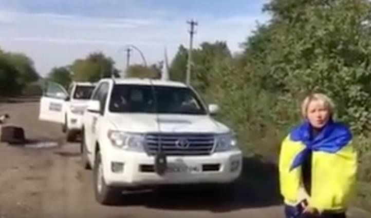 Жінки з Волновахи блокували вивід українських військ з Петрівського (відео)