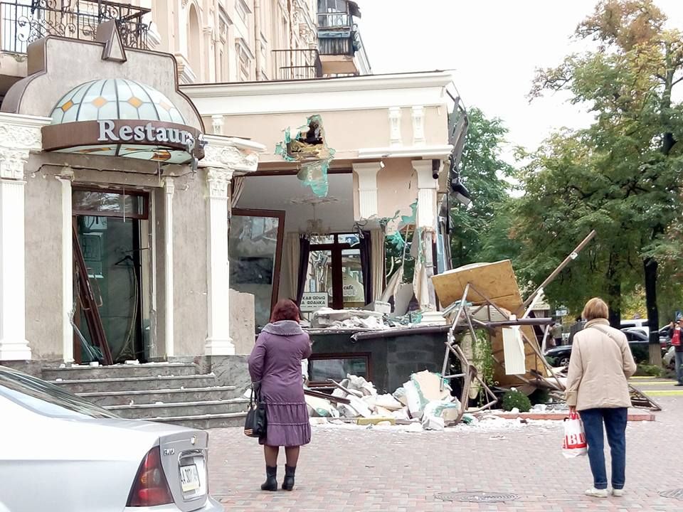 У центрі Києва знесли трактором ресторан Device (відео)