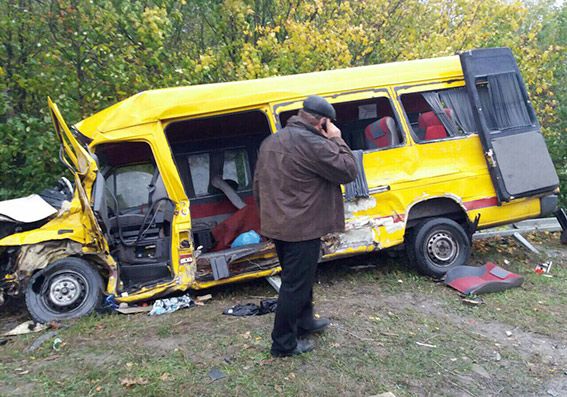 Під Кам’янцем-Подільським вантажівка протаранила маршрутку: четверо загиблих