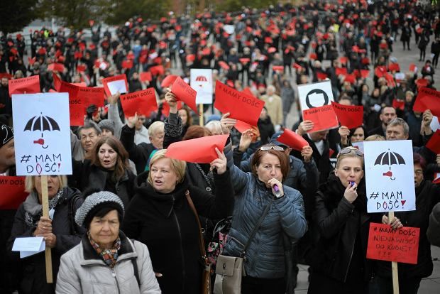 Польки знову вийшли на "Чорний протест" (фото, відео)