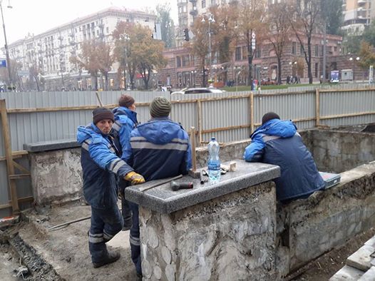 У Києві закопують підземний перехід біля ЦУМу (фото)