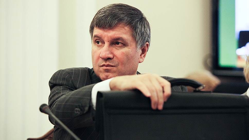 Міністр МВС Арсен Аваков колекціонує вина і антикваріат