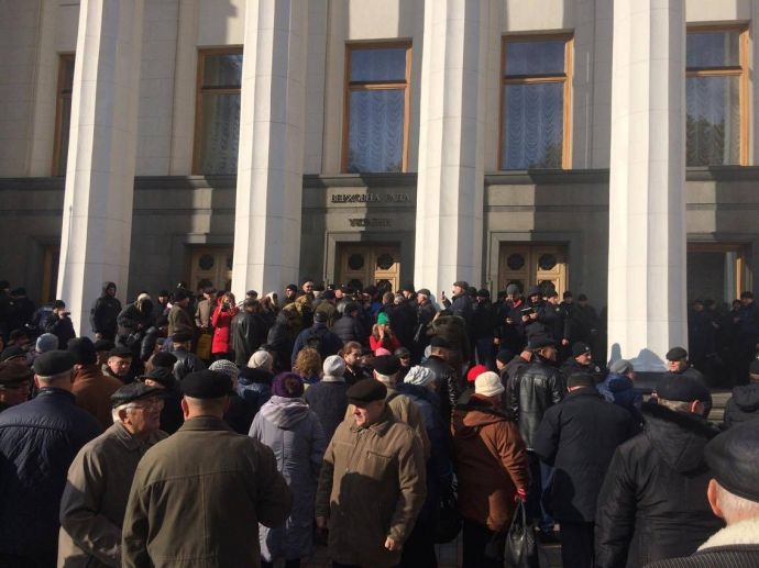 Чорнобильці прорвалися до входу Верховної Ради