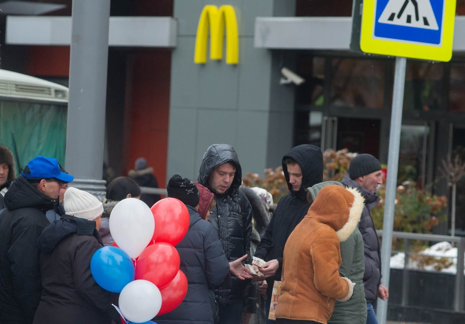 У Москві платили 200-500 рублів і наливали коньяк за участь в мітингу влади (фото)