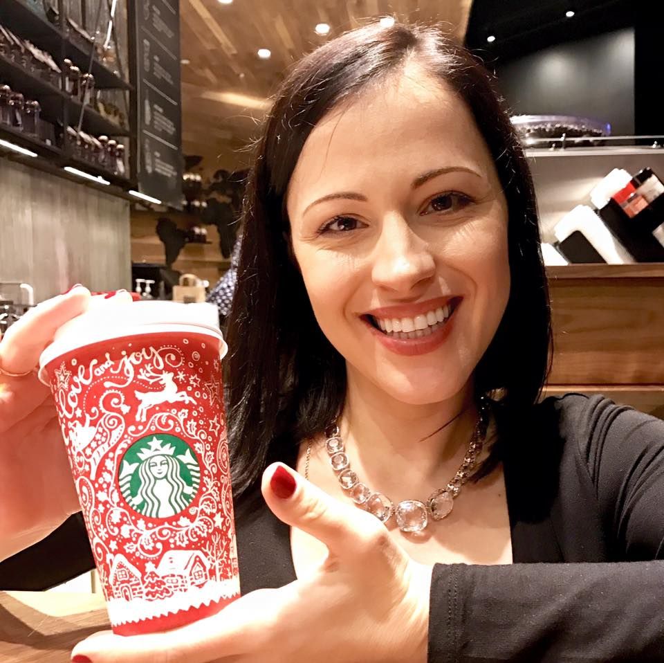 На чашках "Starbucks" з'явиться петриківський розпис від української дизайнерки