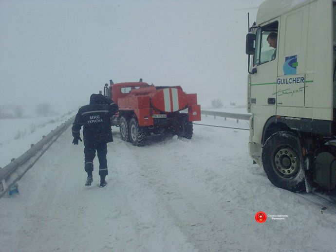 На автошляхах України рятують водіїв у снігових заметах