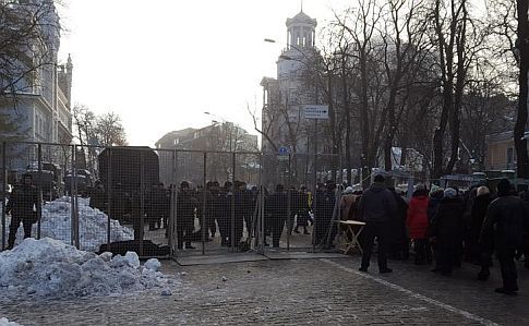 У Києві на Інститутській встановили паркан і металошукачі через загрозу терактів
