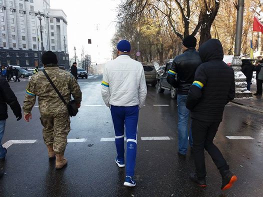 На мітинги у Києві вийшло багато пенсіонерів і тітушок (фото, відео)