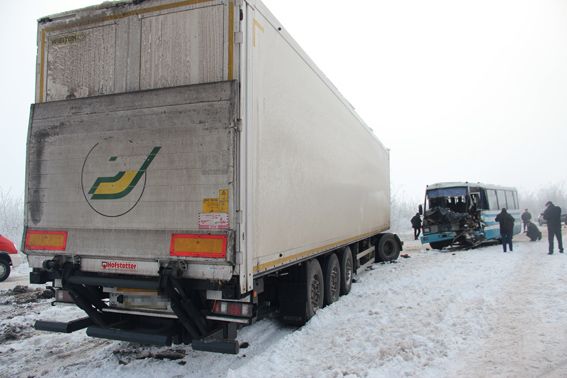 Фура під Житомиром протаранила автобус з Бердичева: є жертви (фото, відео)