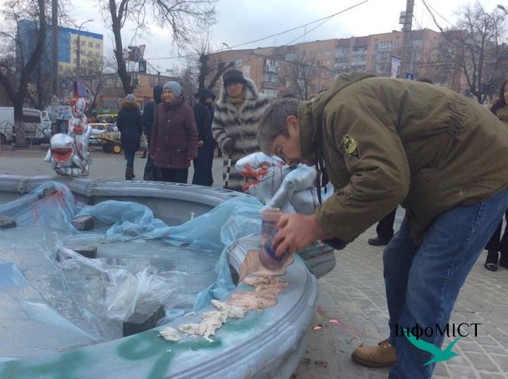 У Черкасах художник обмалював фонтан на знак протесту проти корупції і несмаку