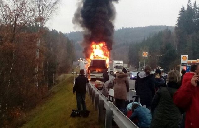 У Чехії вщент згорів автобус на якому їхали українці (фото, відео)