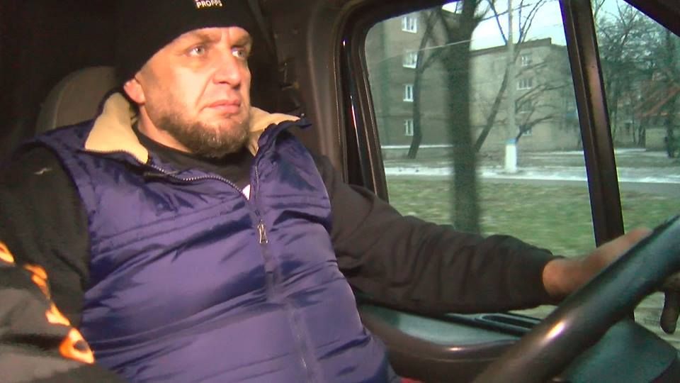 У Торецьку волонтер розвозить воду стареньким
