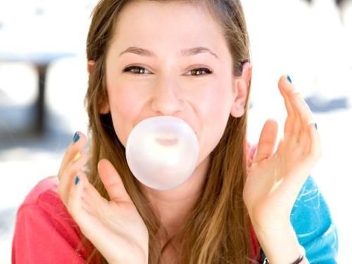 Краще жувати чи викинути: жувальна гумка не захищає зуби від руйнування