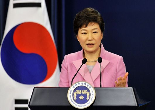 Распутін у спідниці і корупція: чому південні корейці влаштували бойкот своїй президентці
