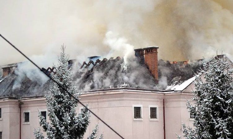 В Ужгороді горить слідчий ізолятор (фото)