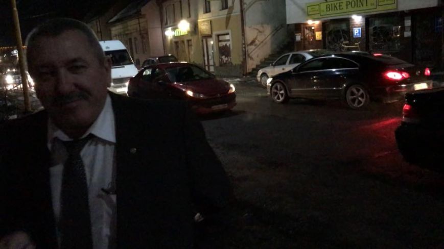 В Ужгороді п'яний доцент на автомобілі врізався в екскаватор і втік (відео)