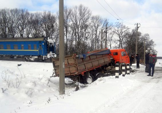 На Хмельниччині пасажирський потяг зіткнувся із вантажівкою