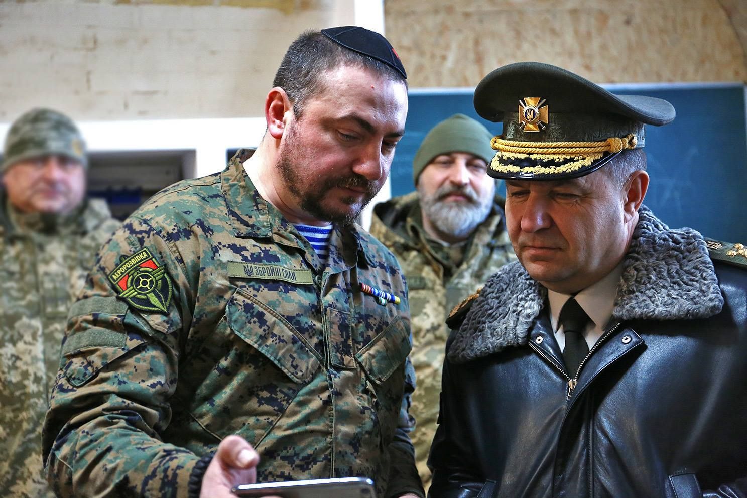 Міністр оборони Степан Полторак нагородив волонтерів-аеророзвідників зброєю (фото)