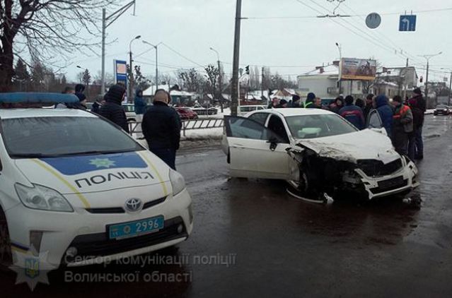 На переході у Луцьку п'яний екс-правоохоронець збив школяра (відео)