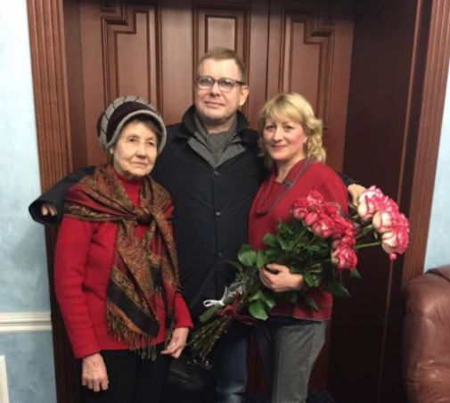 Після лікування в Німеччині Володимир Жемчугов обняв щасливу маму