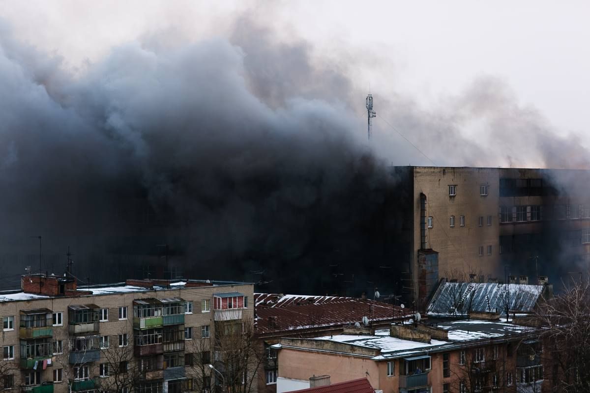 У Львові горить завод «Електрон» (фото)