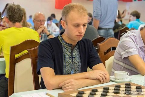 Чемпіона світу з шашок Юрія Анікєєва дискваліфікували через вишиванку