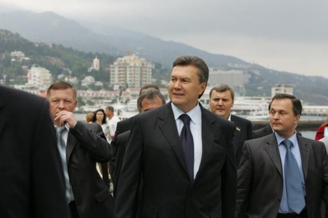 Віктор Янукович тікав з Бердянська до Криму на російському вертольоті