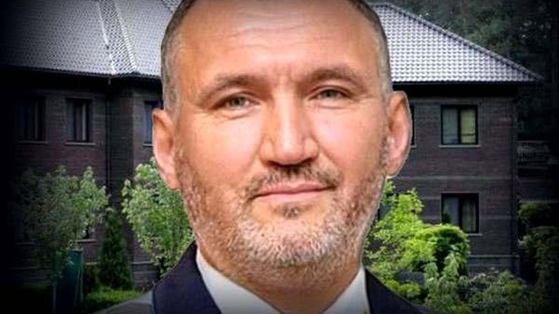 Втікач Ренат Кузьмін забув у садибі під Києвом золоту лопату