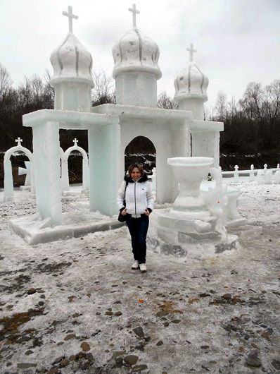 Церква, шопка і кумедний олень: у прикарпатському селі створили дивовижне містечко з льоду
