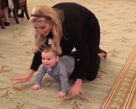 10-місячний онук Трампа вперше поповз у Білому домі (відео)