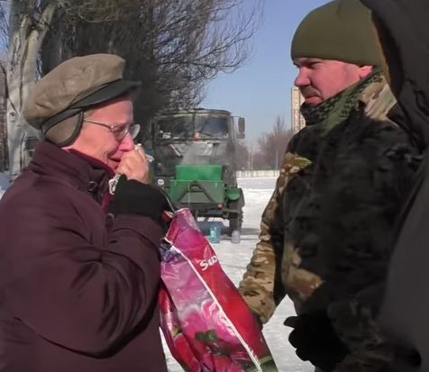 Жителька Авідіївки слізно просить: Тільки не здавайте місто, будь ласка! (відео)
