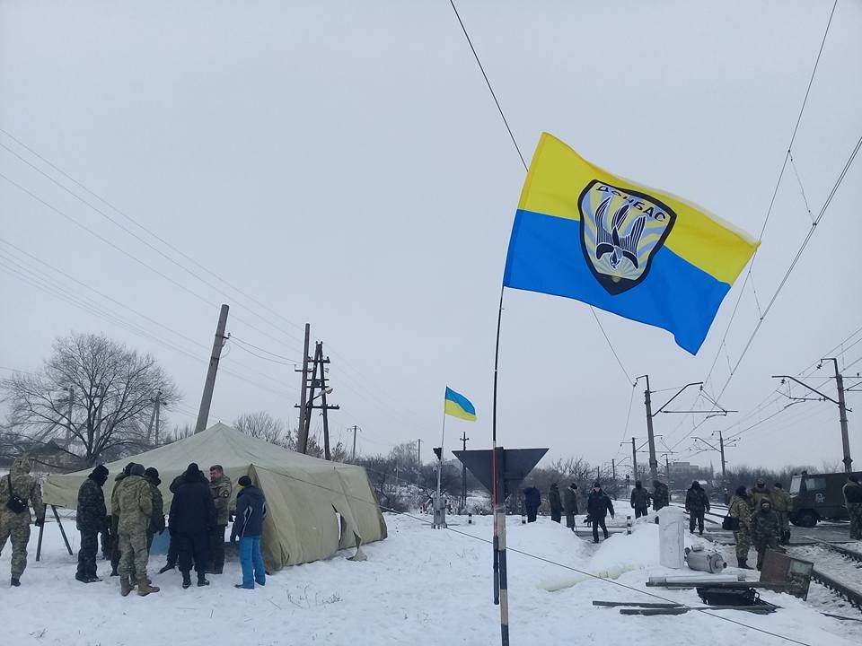 Під Бахмутом ветерани заблокували залізничний переїзд (фото)