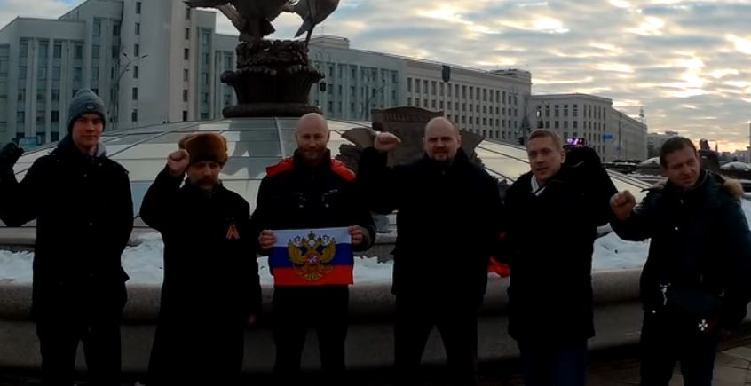 На протести в Мінську вийшли прихильники Путіна з колорадськими стрічками (відео)