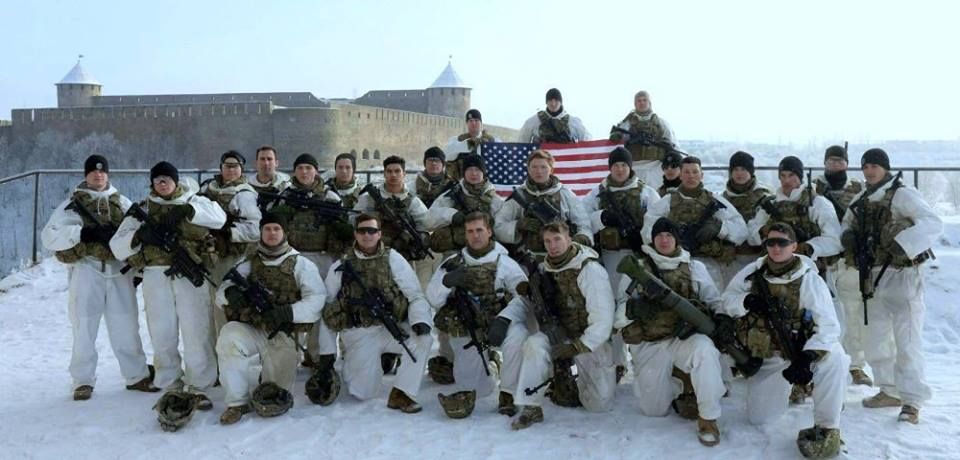 Солдати НАТО сфотографувалися з прапором США на кордоні Росії
