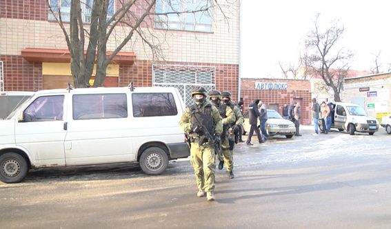 У Черкасах підозрюваний взяв у заручники поліцейського (фото)