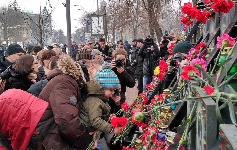 На Майдан вшановують пам'ять героїв Небесної Сотні і проводять віче за блокаду Донбасу (фото)