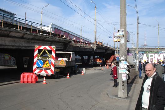 Втомився і впав: через руйнування Шулявського шляхопроводу перевірять всі мости Києва