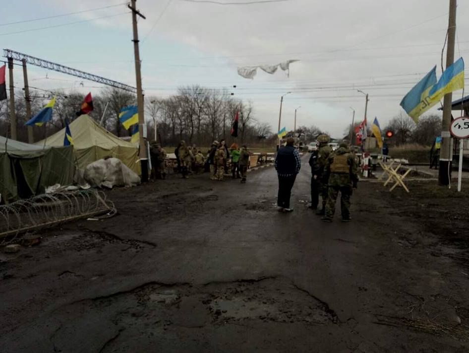 Організатори блокади на Донбасі погрожуть перекрити автошляхи