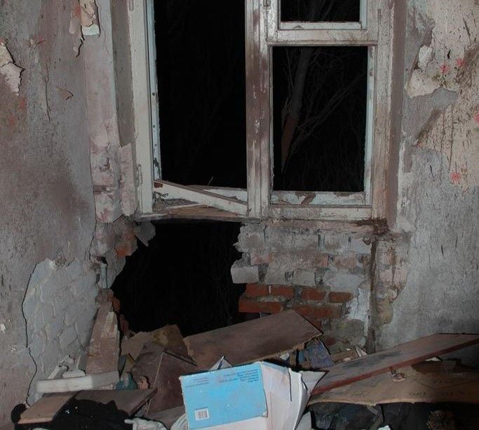 В Авдіївці бойовики обстріляли із танка будинок, снаряд влучив у стіну дитячої кімнати