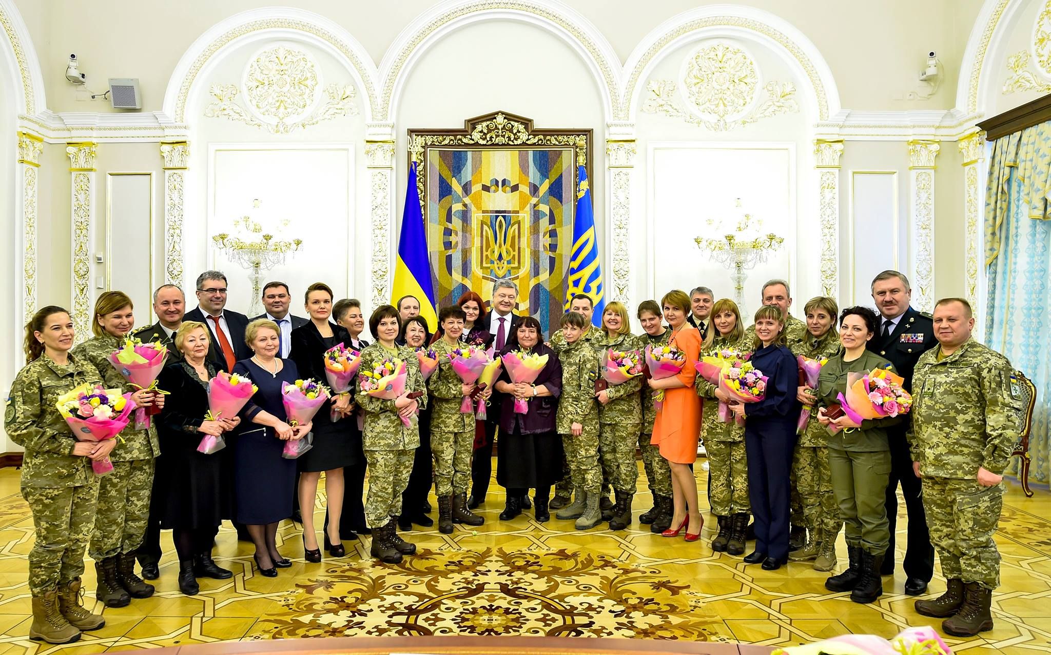Керівники держави привітали українок з Міжнародним жіночим днем